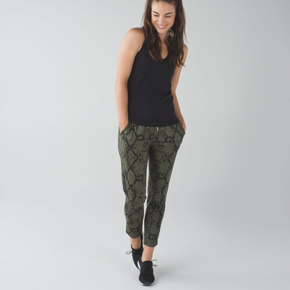 Size 4 - Lululemon Jet Crop (Slim) *Luxtreme - Picture 1 of 3